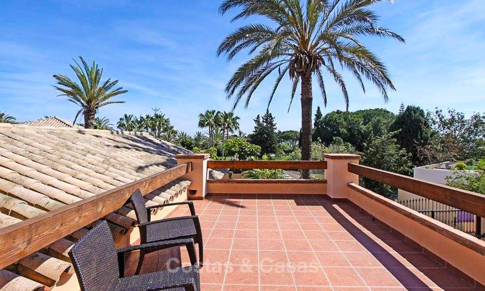 Villa in klassieke stijl in een populaire woonwijk te koop, strandzijde Oost-Marbella 8730