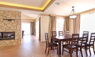 Villa in klassieke stijl in een populaire woonwijk te koop, strandzijde Oost-Marbella 8733 