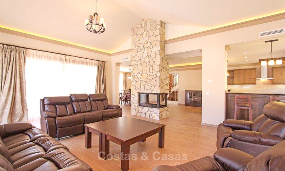 Villa in klassieke stijl in een populaire woonwijk te koop, strandzijde Oost-Marbella 8739