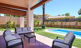 Villa in klassieke stijl in een populaire woonwijk te koop, strandzijde Oost-Marbella 8743 