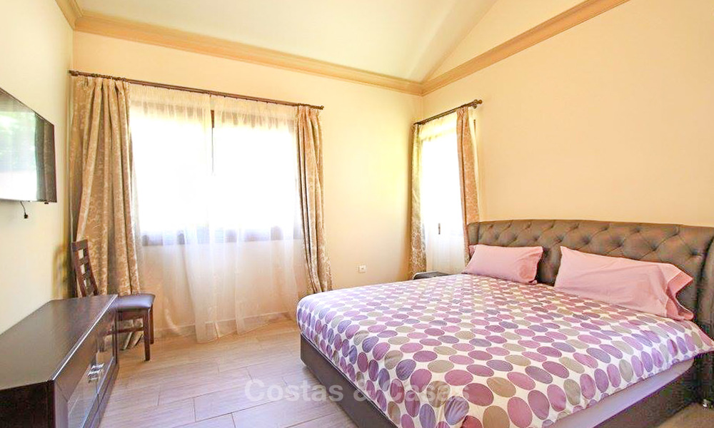 Villa in klassieke stijl in een populaire woonwijk te koop, strandzijde Oost-Marbella 8744