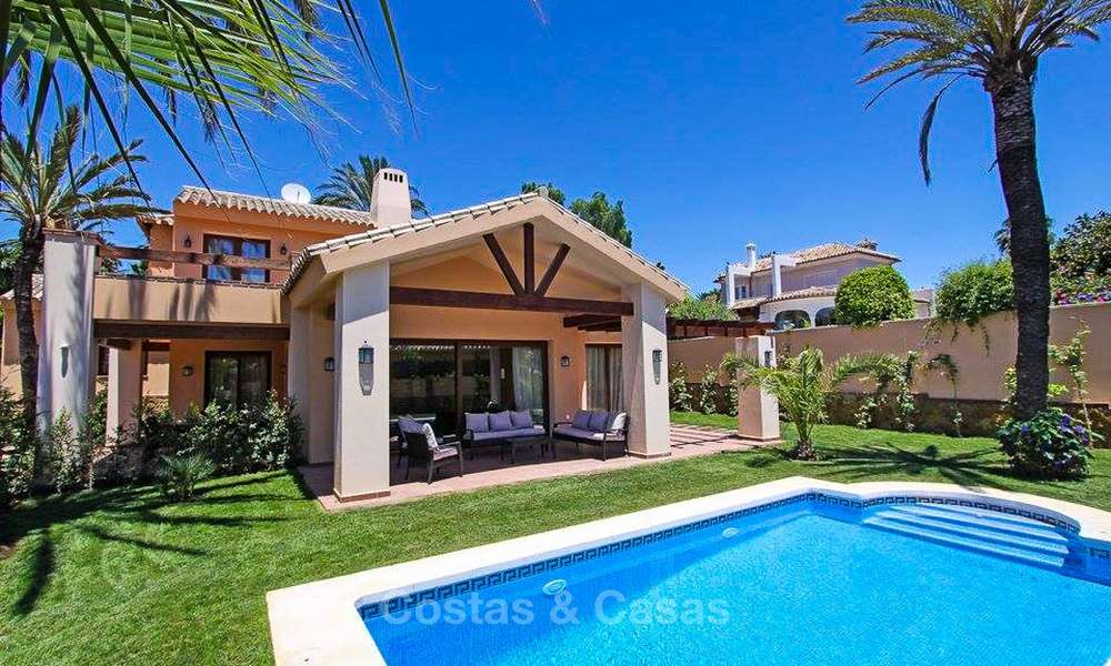 Villa in klassieke stijl in een populaire woonwijk te koop, strandzijde Oost-Marbella 8747