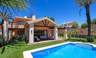 Villa in klassieke stijl in een populaire woonwijk te koop, strandzijde Oost-Marbella 8747 