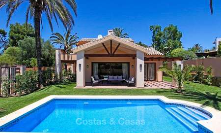 Villa in klassieke stijl in een populaire woonwijk te koop, strandzijde Oost-Marbella 8748