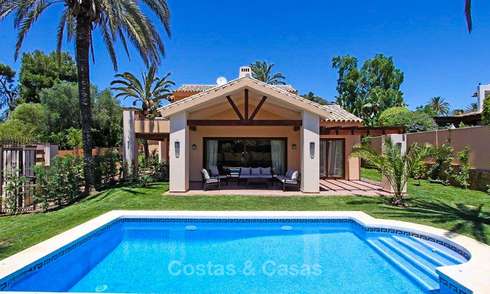 Villa in klassieke stijl in een populaire woonwijk te koop, strandzijde Oost-Marbella 8748