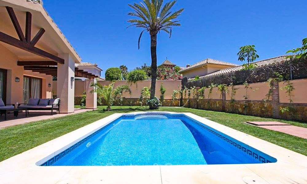 Villa in klassieke stijl in een populaire woonwijk te koop, strandzijde Oost-Marbella 8749