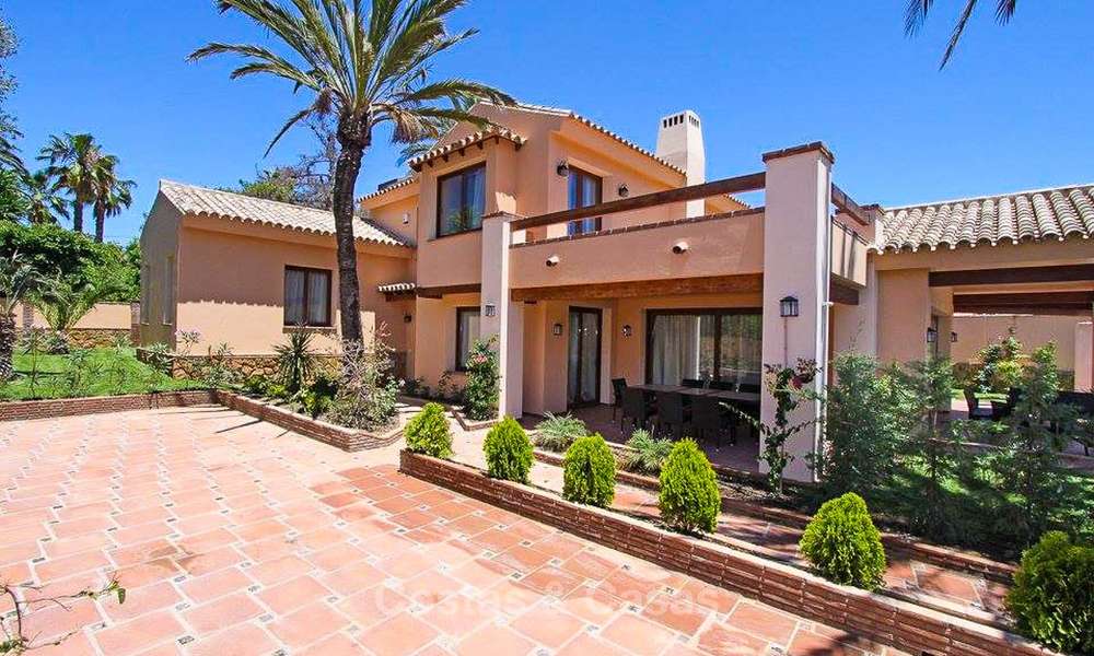 Villa in klassieke stijl in een populaire woonwijk te koop, strandzijde Oost-Marbella 8750