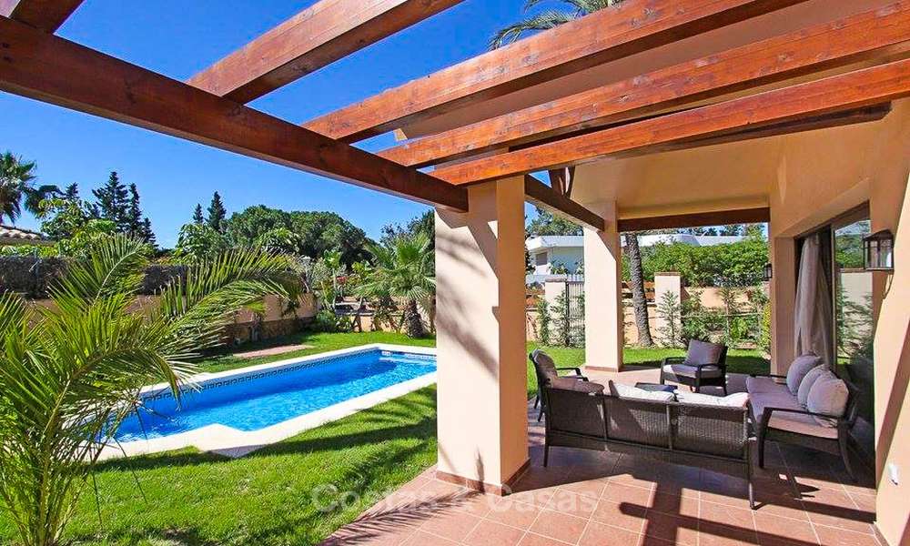 Villa in klassieke stijl in een populaire woonwijk te koop, strandzijde Oost-Marbella 8755