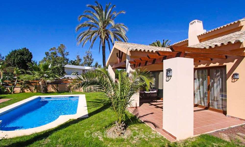 Villa in klassieke stijl in een populaire woonwijk te koop, strandzijde Oost-Marbella 8756