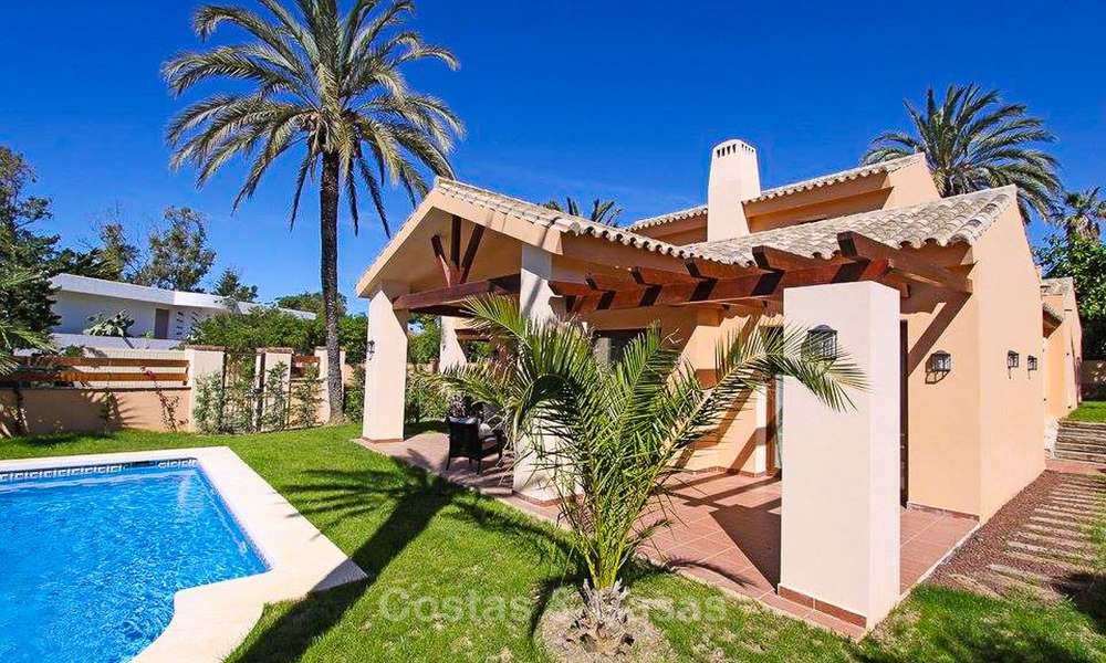 Villa in klassieke stijl in een populaire woonwijk te koop, strandzijde Oost-Marbella 8758