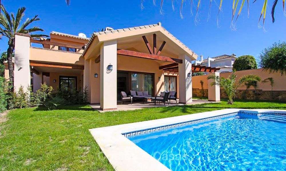 Villa in klassieke stijl in een populaire woonwijk te koop, strandzijde Oost-Marbella 8759