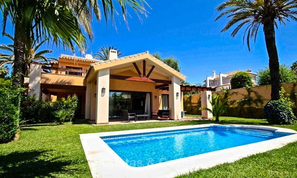 Villa in klassieke stijl in een populaire woonwijk te koop, strandzijde Oost-Marbella 8760