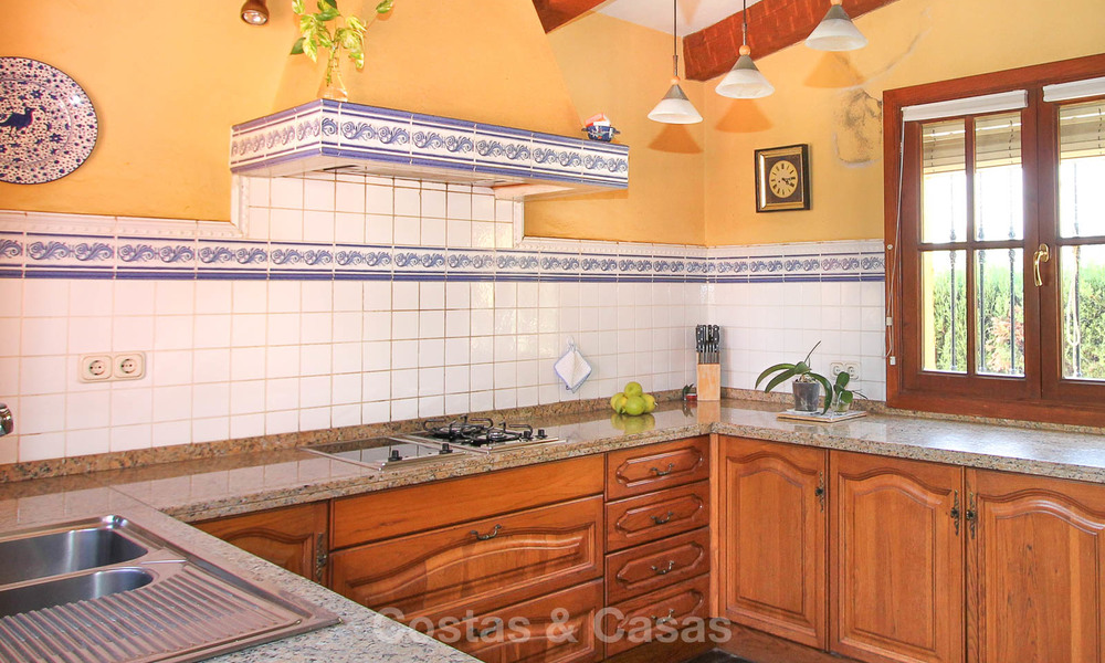Goed gelegen en aantrekkelijk geprijsde villa - finca met zeezicht te koop, Estepona, Costa del Sol 8674