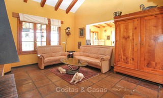 Goed gelegen en aantrekkelijk geprijsde villa - finca met zeezicht te koop, Estepona, Costa del Sol 8679 