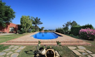 Goed gelegen en aantrekkelijk geprijsde villa - finca met zeezicht te koop, Estepona, Costa del Sol 8688 