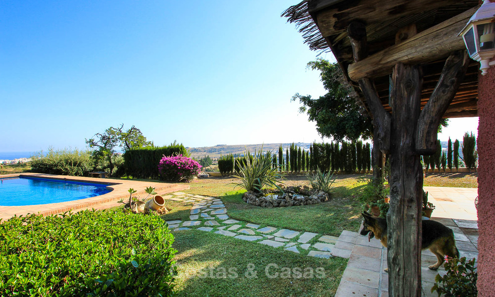 Goed gelegen en aantrekkelijk geprijsde villa - finca met zeezicht te koop, Estepona, Costa del Sol 8701