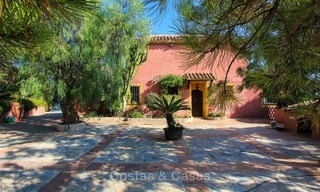 Goed gelegen en aantrekkelijk geprijsde villa - finca met zeezicht te koop, Estepona, Costa del Sol 8702 