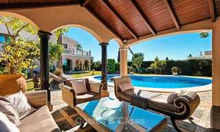 Gezellige en luxe traditionele villa met zeezicht te koop, met separaat gastenverblijf, instapklaar - Elviria, Marbella 8811 