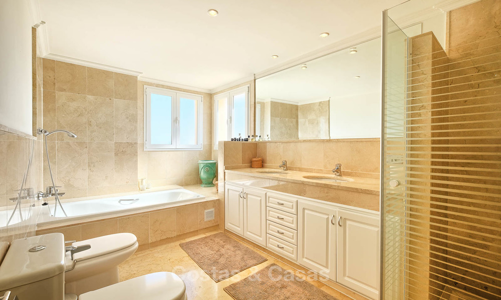 Verrukkelijk penthouse appartement te koop in een luxe complex, eerstelijn golf met zeezicht - Marbella - Estepona 8901