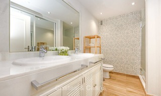 Zeer ruim 4 slaapkamer appartement nabij het strand te koop, met zeezicht en in een prestigieuze urbanisatie, Oost-Marbella 9129 