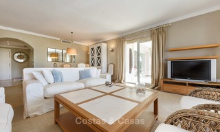 Zeer ruim 4 slaapkamer appartement nabij het strand te koop, met zeezicht en in een prestigieuze urbanisatie, Oost-Marbella 9137 