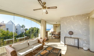 Zeer ruim 4 slaapkamer appartement nabij het strand te koop, met zeezicht en in een prestigieuze urbanisatie, Oost-Marbella 9143 