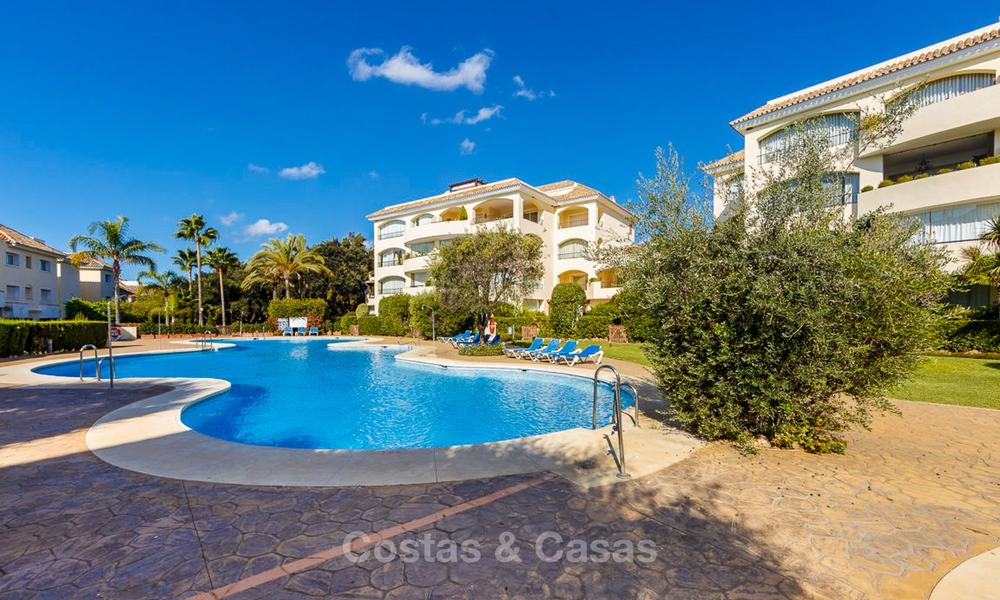 Zeer ruim 4 slaapkamer appartement nabij het strand te koop, met zeezicht en in een prestigieuze urbanisatie, Oost-Marbella 9145