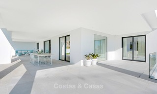 Dringende verkoop! Oogstrelende moderne luxe villa met golf- en zeezicht te koop, instapklaar - Benahavis, Marbella 9322 