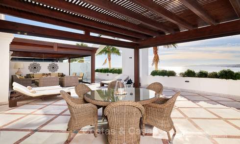Exclusief eerstelijnsstrand penthouse appartement te koop in Estepona, Costa del Sol. Prijsverlaging. 9350