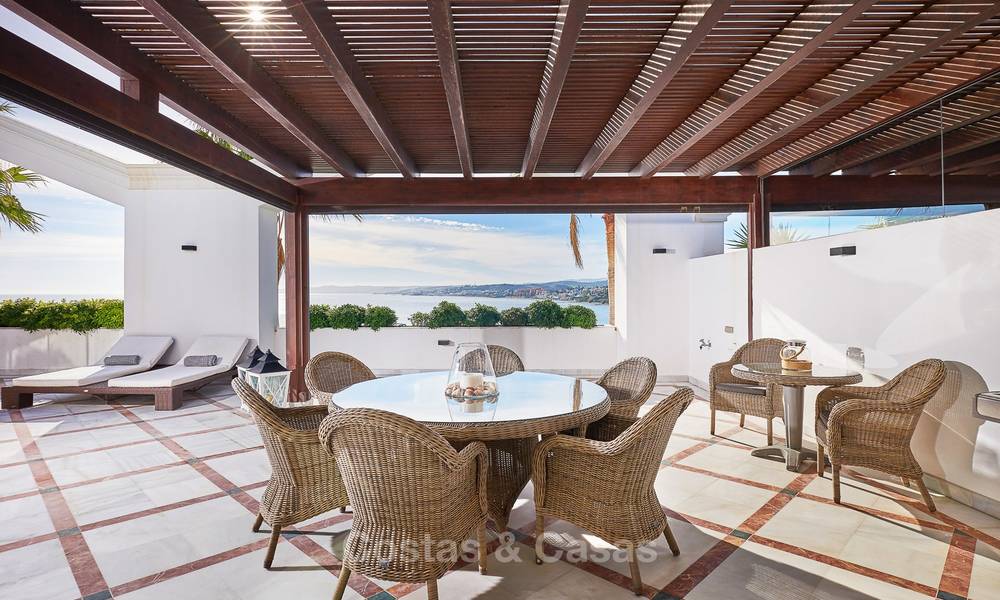 Exclusief eerstelijnsstrand penthouse appartement te koop in Estepona, Costa del Sol. Prijsverlaging. 9351