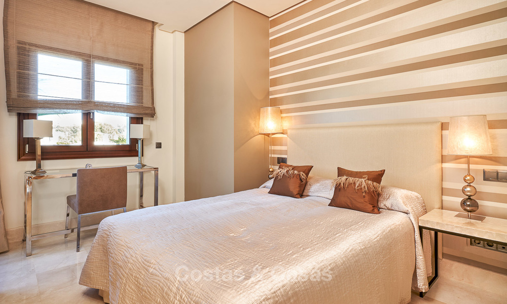 Exclusief eerstelijnsstrand penthouse appartement te koop in Estepona, Costa del Sol. Prijsverlaging. 9357