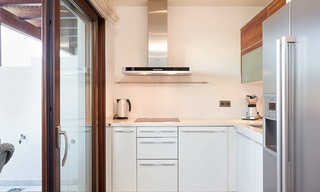 Exclusief eerstelijnsstrand penthouse appartement te koop in Estepona, Costa del Sol. Prijsverlaging. 9358 