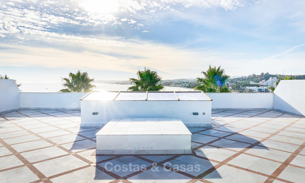 Exclusief eerstelijnsstrand penthouse appartement te koop in Estepona, Costa del Sol. Prijsverlaging. 9365