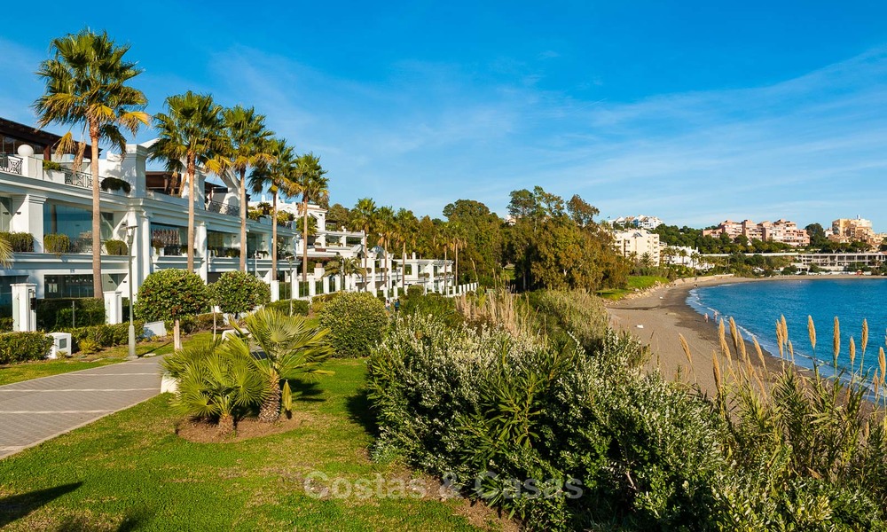 Exclusief eerstelijnsstrand penthouse appartement te koop in Estepona, Costa del Sol. Prijsverlaging. 9380