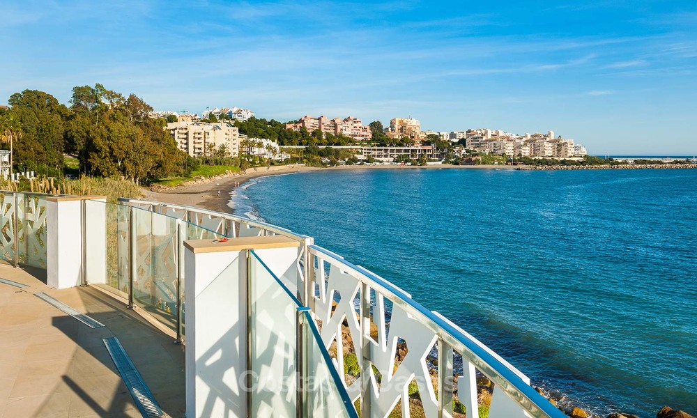 Exclusief eerstelijnsstrand penthouse appartement te koop in Estepona, Costa del Sol. Prijsverlaging. 9386