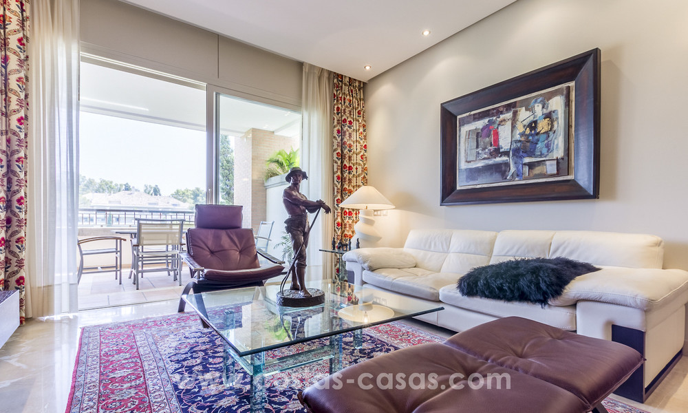 Tijdloze luxe appartementen te koop met zeezicht op de Golden Mile, tussen Puerto Banus en Marbella 22530