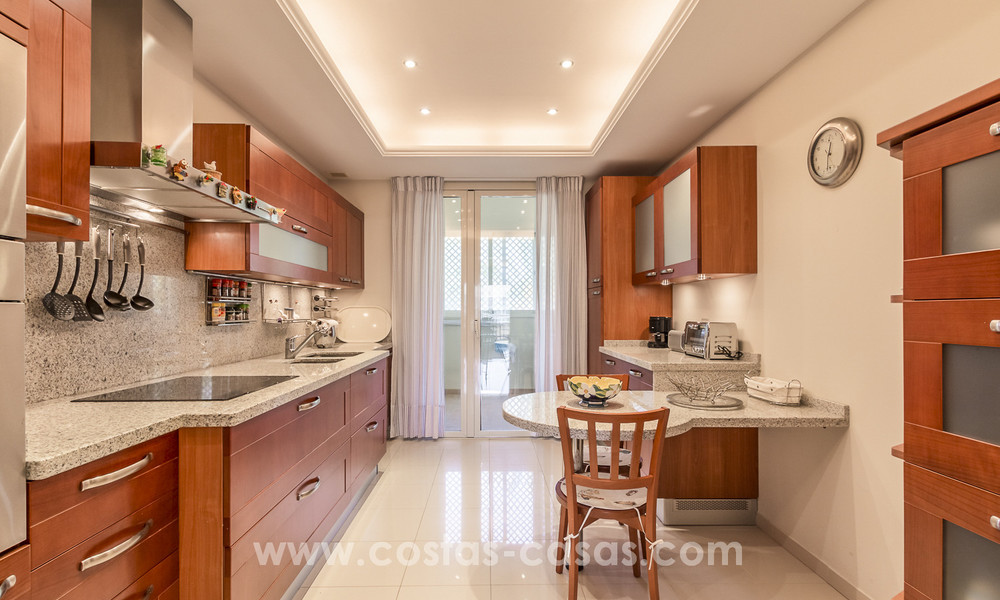 Tijdloze luxe appartementen te koop met zeezicht op de Golden Mile, tussen Puerto Banus en Marbella 22536