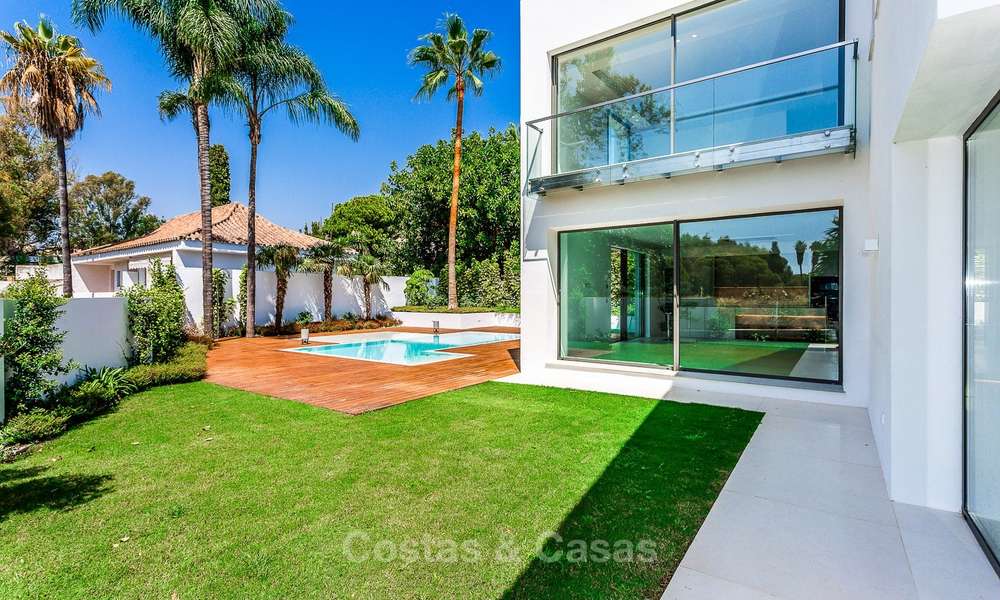 Zeer elegante moderne luxe villa te koop, strandzijde Puerto Banus, Marbella 9502
