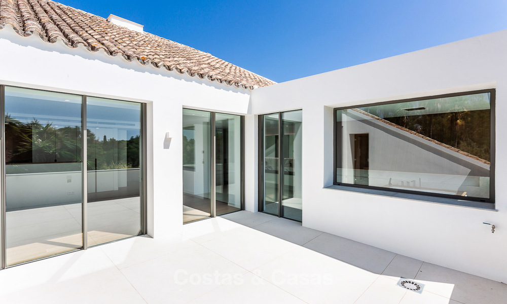Zeer elegante moderne luxe villa te koop, strandzijde Puerto Banus, Marbella 9503