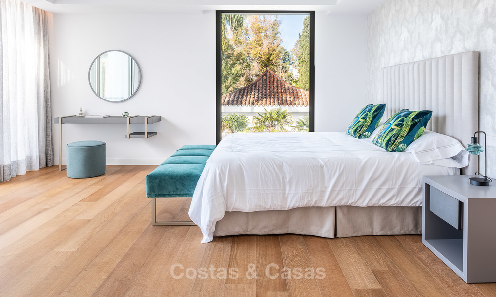 Zeer elegante moderne luxe villa te koop, strandzijde Puerto Banus, Marbella 9506