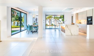 Zeer elegante moderne luxe villa te koop, strandzijde Puerto Banus, Marbella 9522 