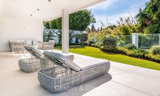 Zeer elegante moderne luxe villa te koop, strandzijde Puerto Banus, Marbella 9533 