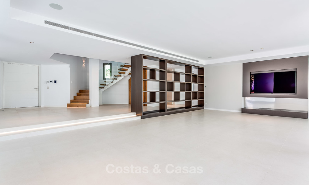 Zeer elegante moderne luxe villa te koop, strandzijde Puerto Banus, Marbella 9545