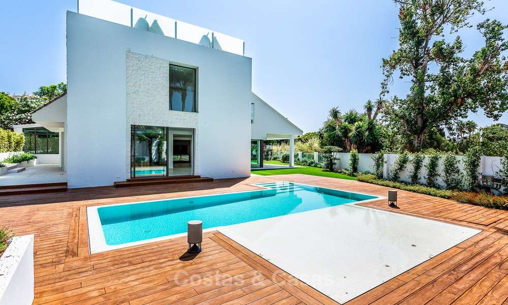 Zeer elegante moderne luxe villa te koop, strandzijde Puerto Banus, Marbella 9556