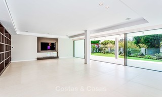 Zeer elegante moderne luxe villa te koop, strandzijde Puerto Banus, Marbella 9558 