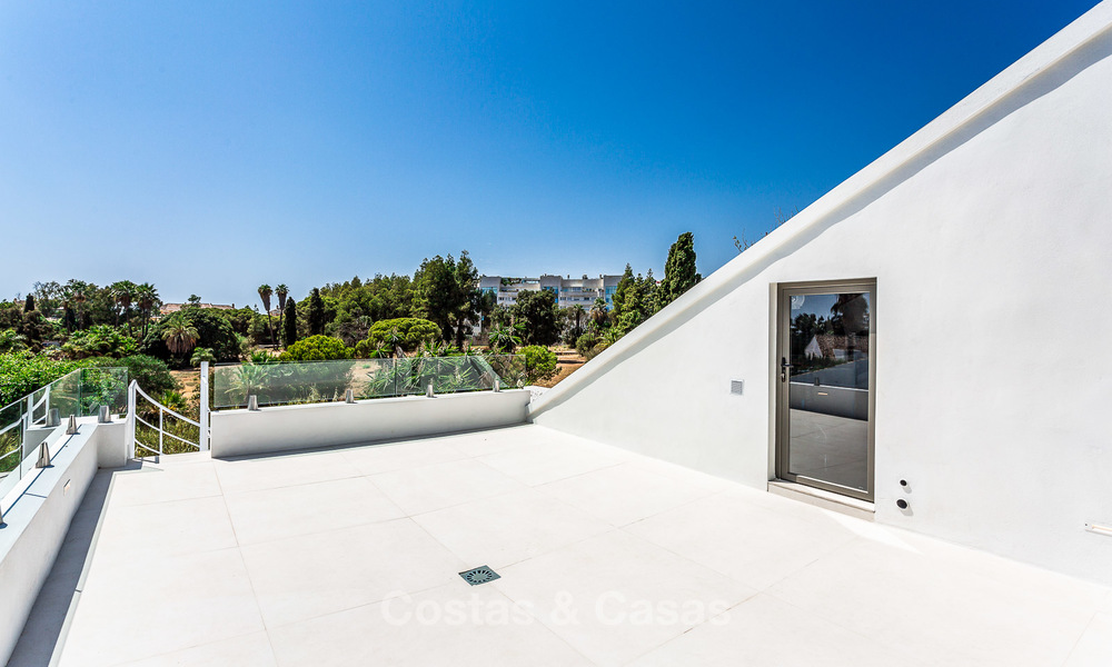 Zeer elegante moderne luxe villa te koop, strandzijde Puerto Banus, Marbella 9571