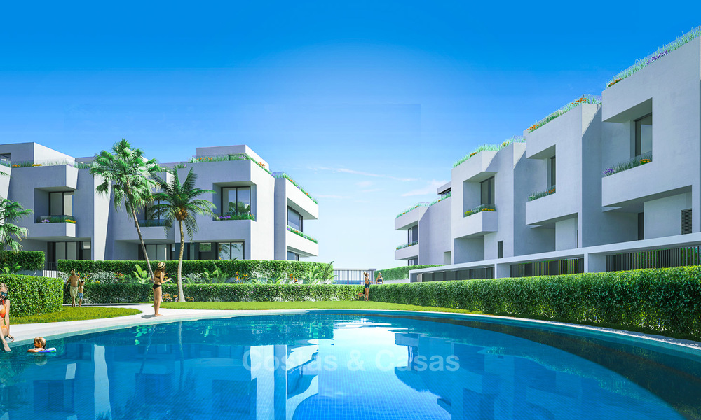 Prachtige nieuwe, moderne schakelvilla´s te koop, op loopafstand van het strand en voorzieningen in Fuengirola, Costa del Sol. Laatste units! 9493
