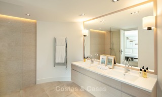 Sublieme gerenoveerde luxe villa te koop, eerstelijn golf Las Brisas - Nueva Andalucia, Marbella 9605 