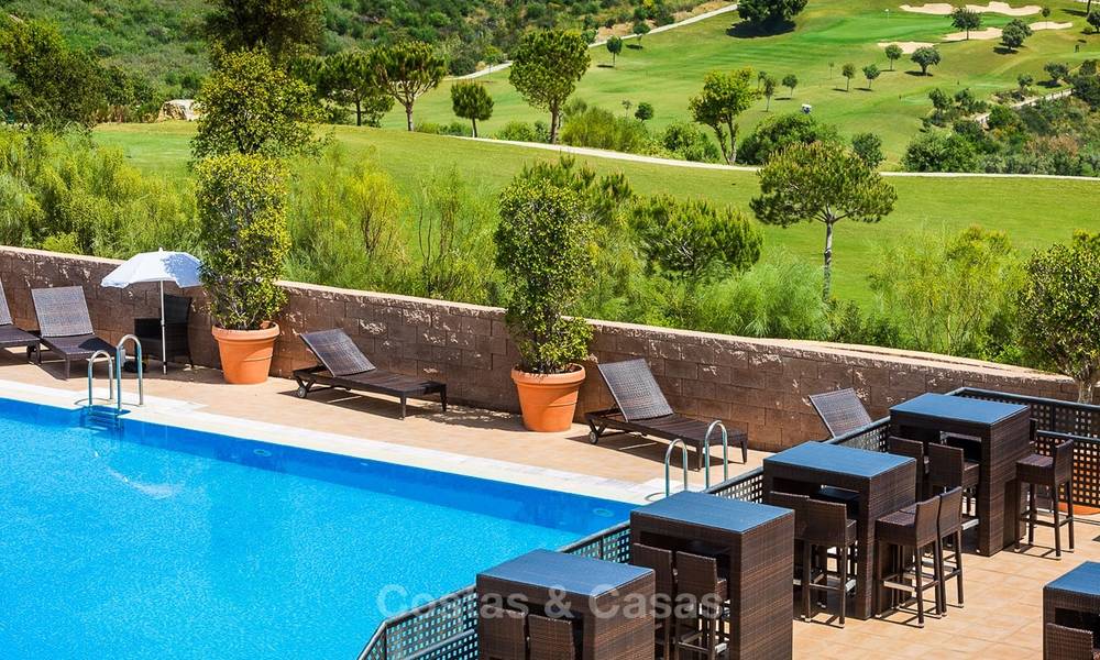 Eerstelijn golf beleggings-appartementen te koop in 4-sterren vakantieoord met golf-, berg- en/of zeezicht in Estepona, Costa del Sol 9898