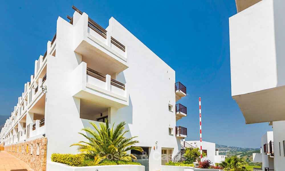 Eerstelijn golf beleggings-appartementen te koop in 4-sterren vakantieoord met golf-, berg- en/of zeezicht in Estepona, Costa del Sol 9900